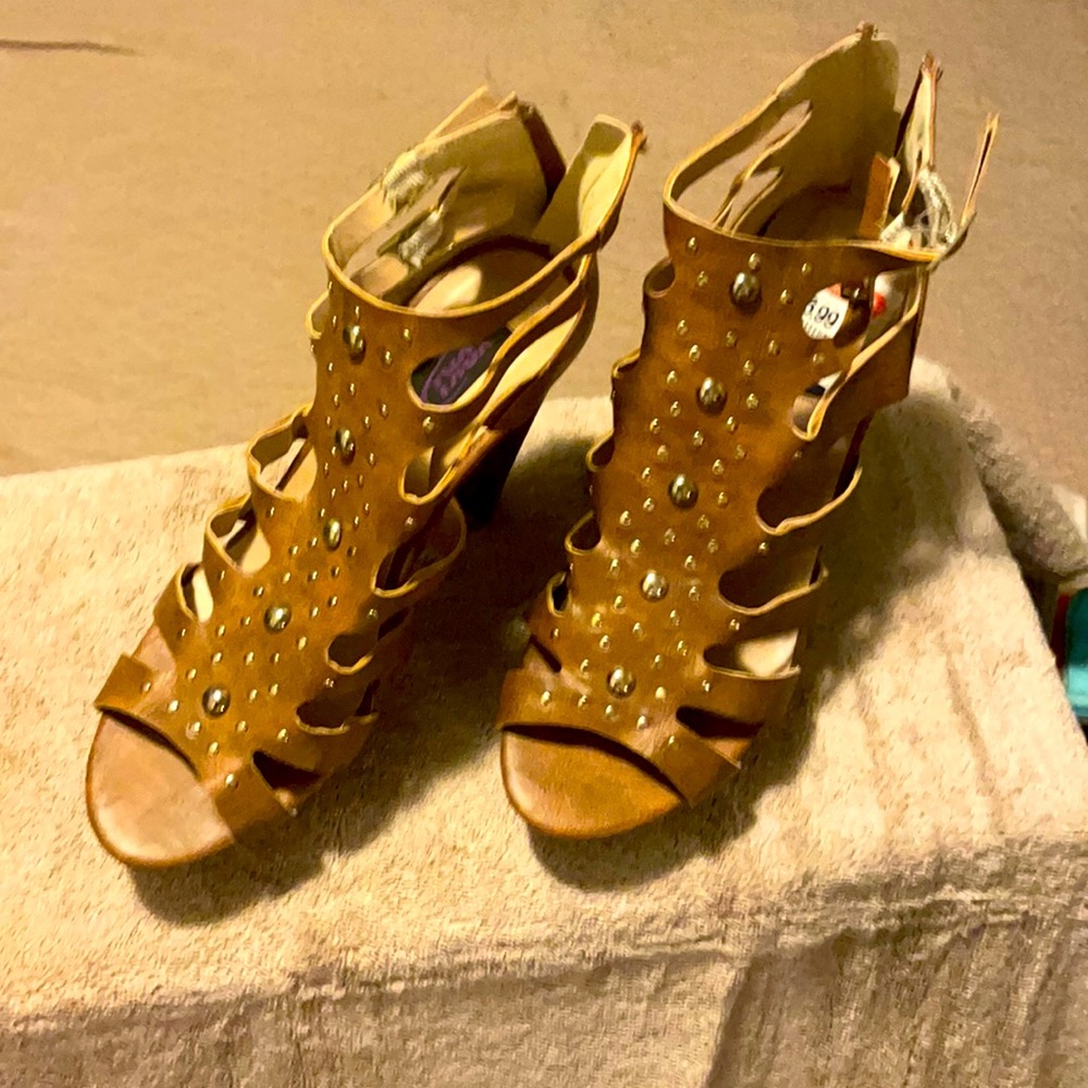 BRAND NEW Wedged strappy gold studded shoes